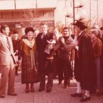 Consegna bambola in costume al sindaco di Erlangen